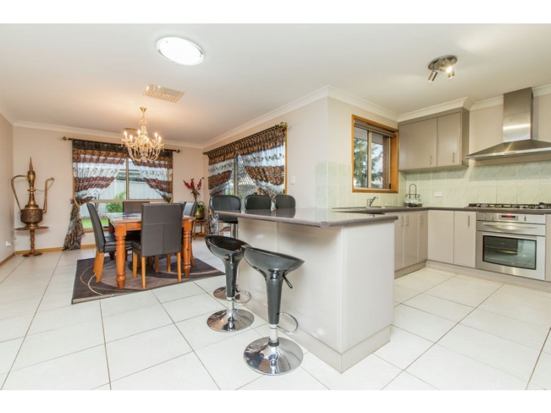 2 Dundale Crescent, Estella NSW 2650