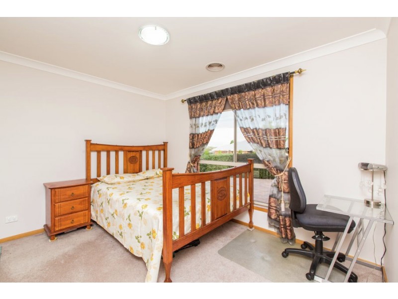 2 Dundale Crescent, Estella NSW 2650