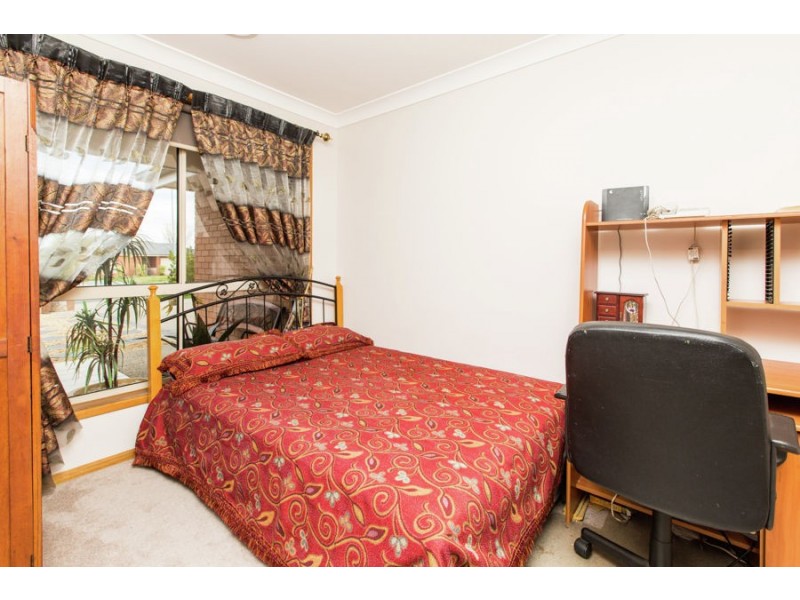 2 Dundale Crescent, Estella NSW 2650