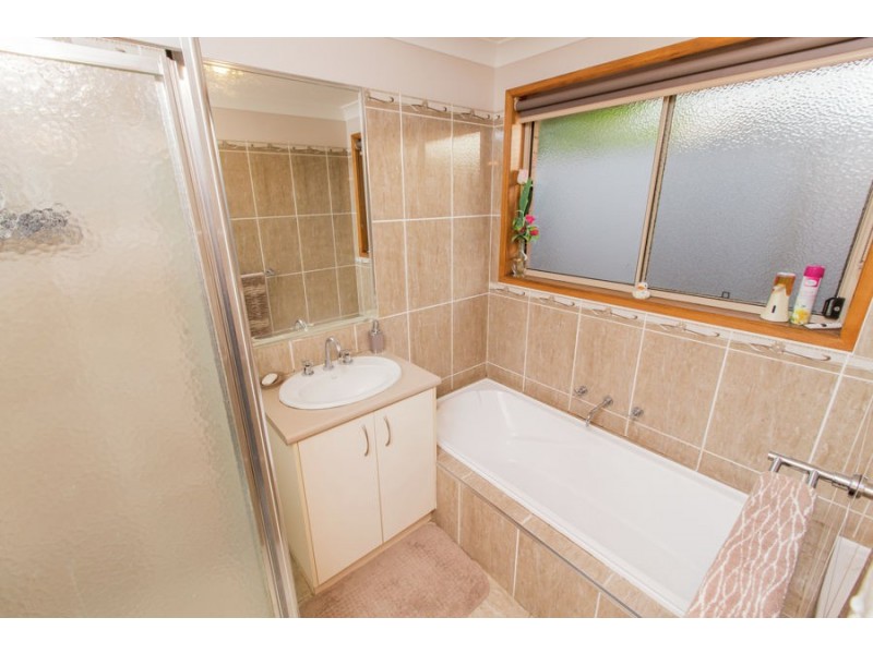 2 Dundale Crescent, Estella NSW 2650