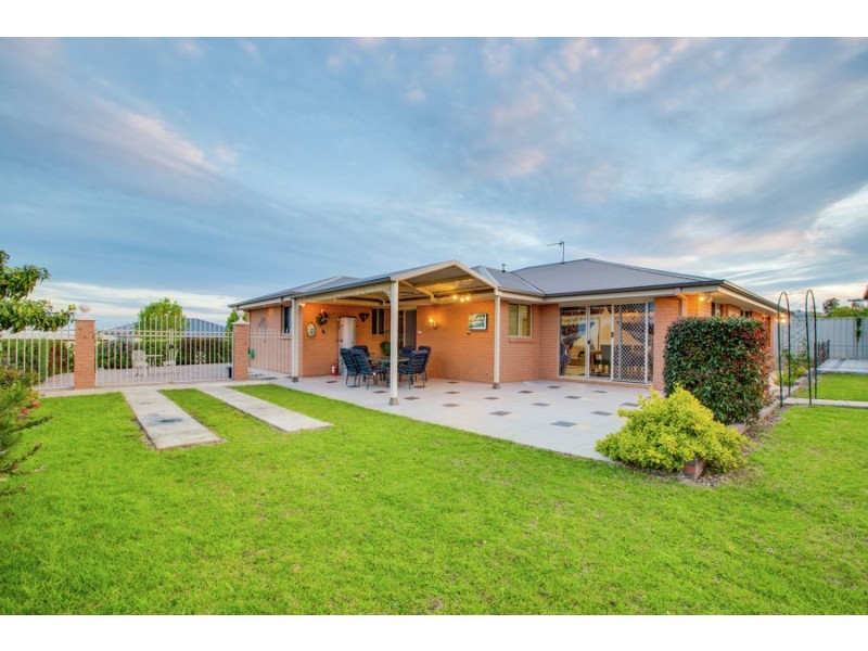2 Dundale Crescent, Estella NSW 2650