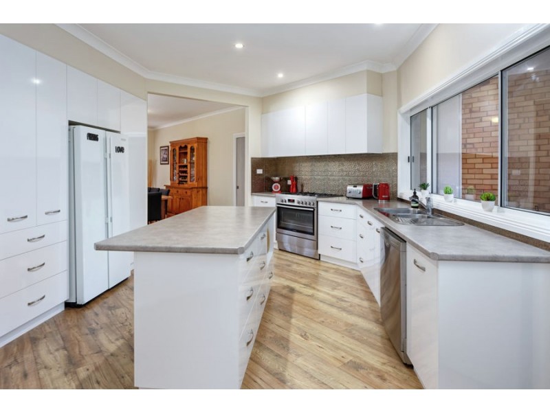 18 Dalkeith Avenue, Lake Albert NSW 2650