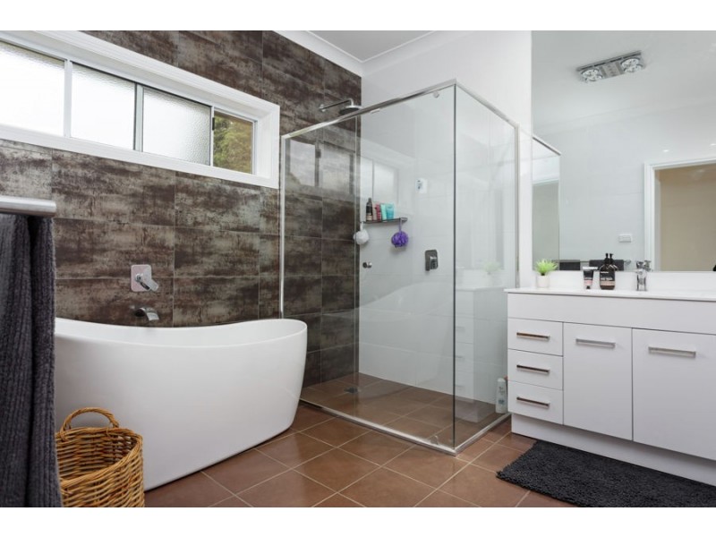 18 Dalkeith Avenue, Lake Albert NSW 2650