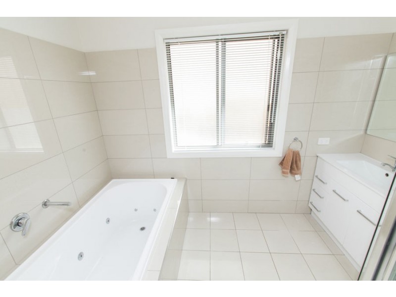 49 Brindabella Drive, Wagga Wagga NSW 2650