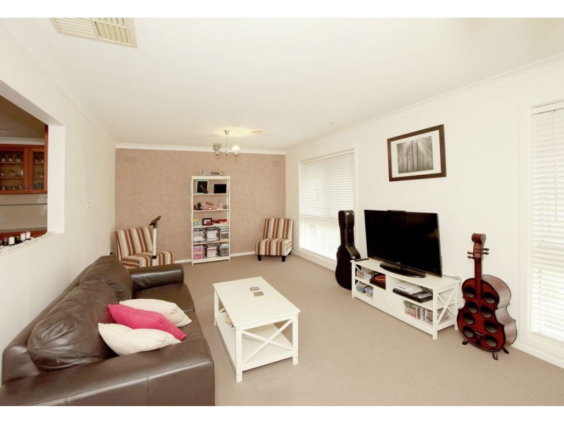 10 Oleander Crescent, Lake Albert NSW 2650