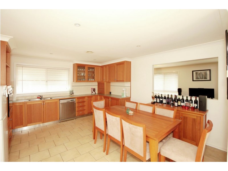 10 Oleander Crescent, Lake Albert NSW 2650