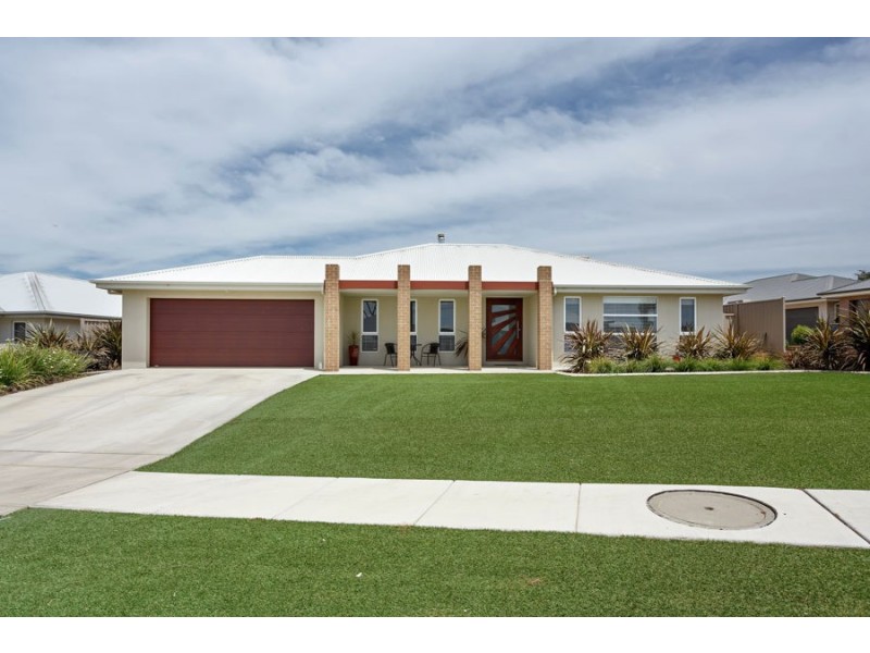 35 Barton Avenue, Lloyd NSW 2650