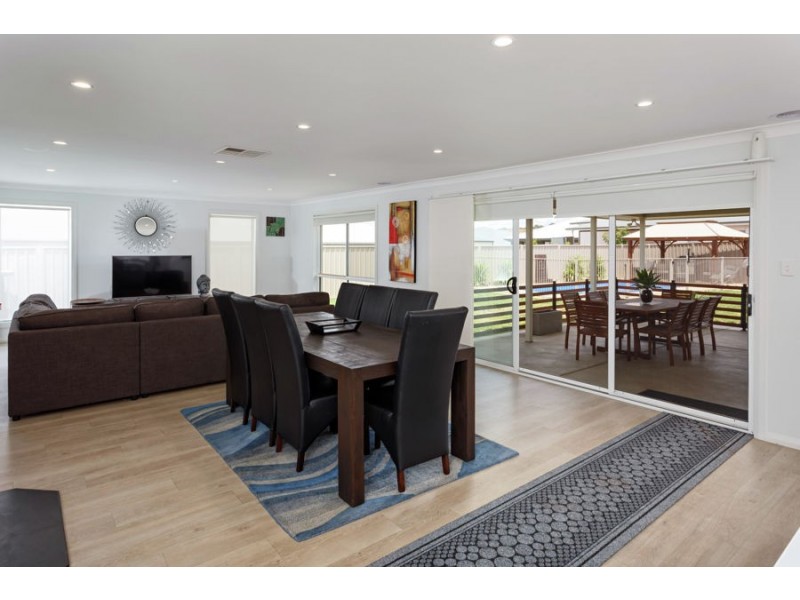 35 Barton Avenue, Lloyd NSW 2650