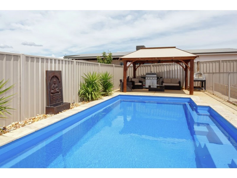 35 Barton Avenue, Lloyd NSW 2650