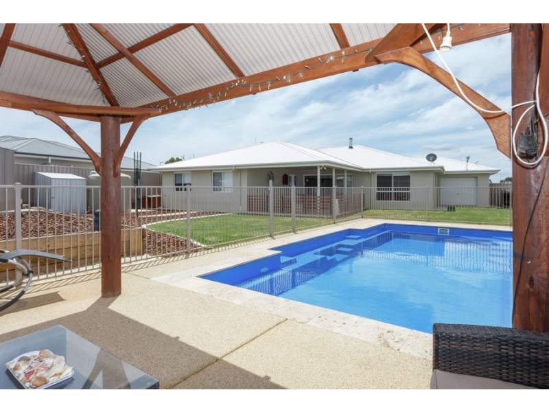 35 Barton Avenue, Lloyd NSW 2650