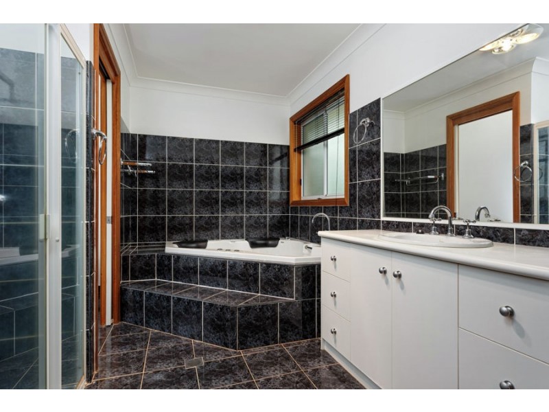 42 Simkin Crescent, Kooringal NSW 2650