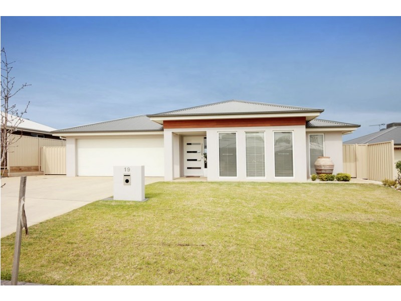 19 Cootamundra Boulevarde, Estella NSW 2650