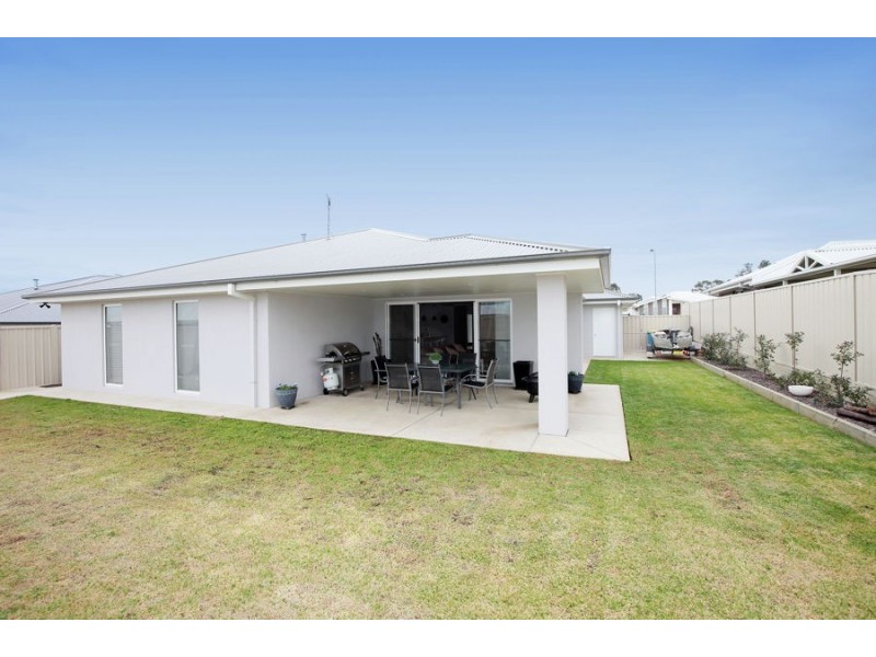 19 Cootamundra Boulevarde, Estella NSW 2650