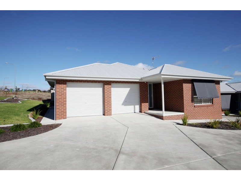 1 & 2/10 Osterley Street, Bourkelands NSW 2650
