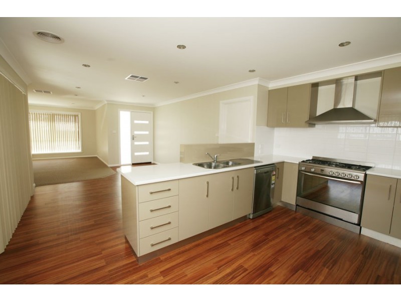 1 & 2/10 Osterley Street, Bourkelands NSW 2650