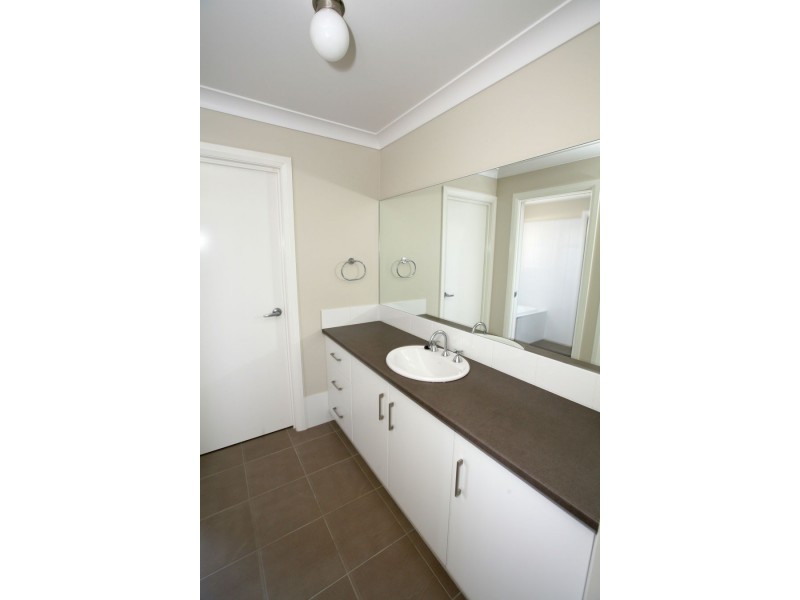 1 & 2/10 Osterley Street, Bourkelands NSW 2650