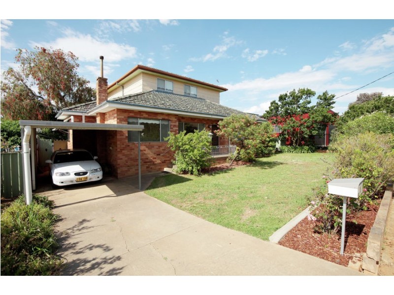 1 Mark Avenue, Tolland NSW 2650