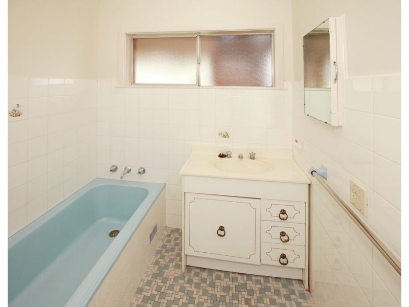 1 Mark Avenue, Tolland NSW 2650