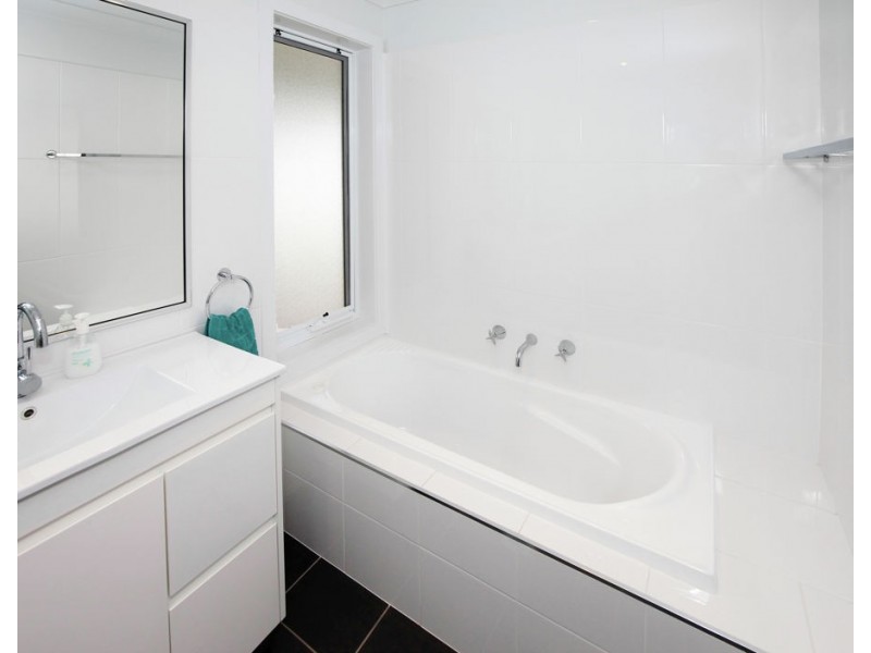 17 Alma Crescent, Estella NSW 2650