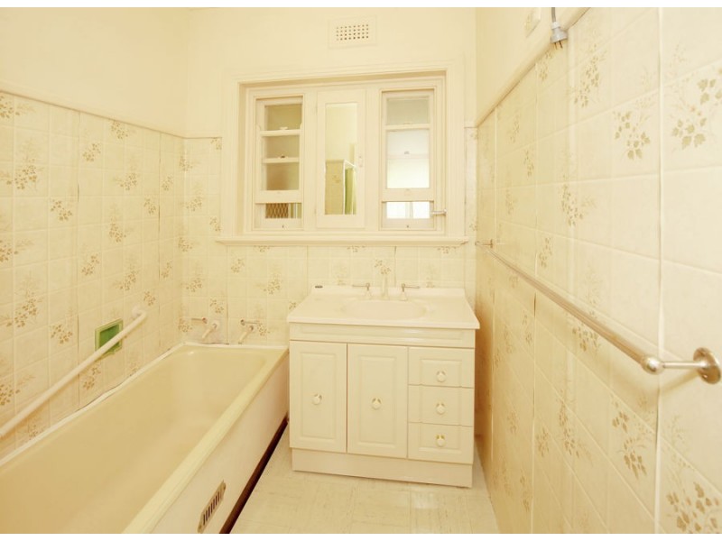 18 Blamey Street, Turvey Park NSW 2650