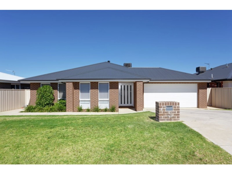 3 St Paul’s Place, Gobbagombalin NSW 2650