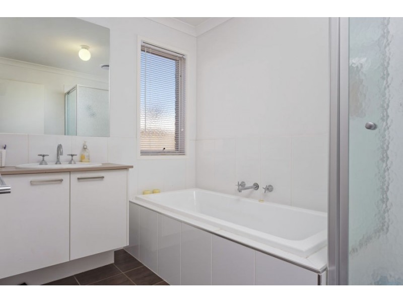 3 St Paul’s Place, Gobbagombalin NSW 2650