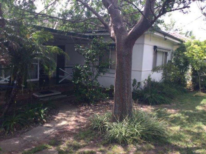 4 Waranga Avenue, Mount Austin NSW 2650