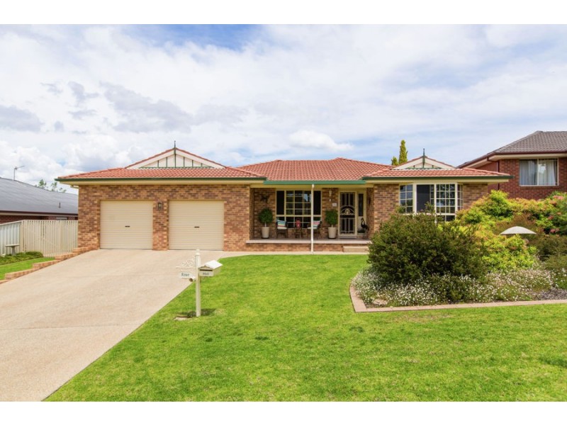 4 Delvin Place, Kooringal NSW 2650