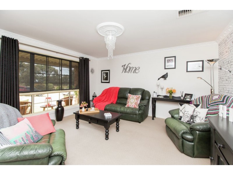 4 Delvin Place, Kooringal NSW 2650