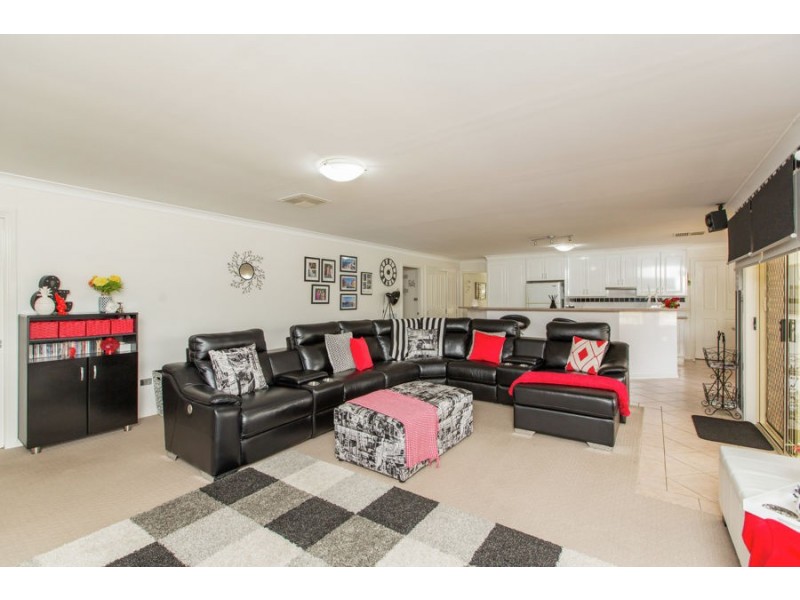 4 Delvin Place, Kooringal NSW 2650