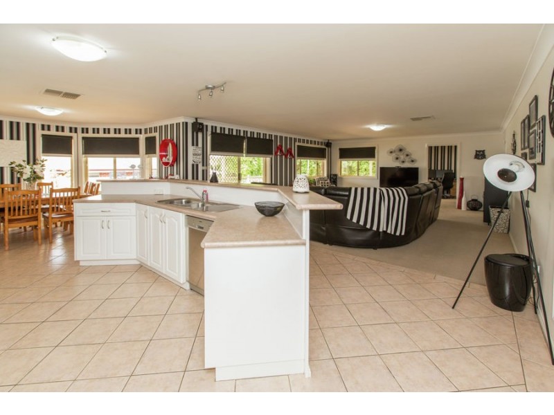 4 Delvin Place, Kooringal NSW 2650
