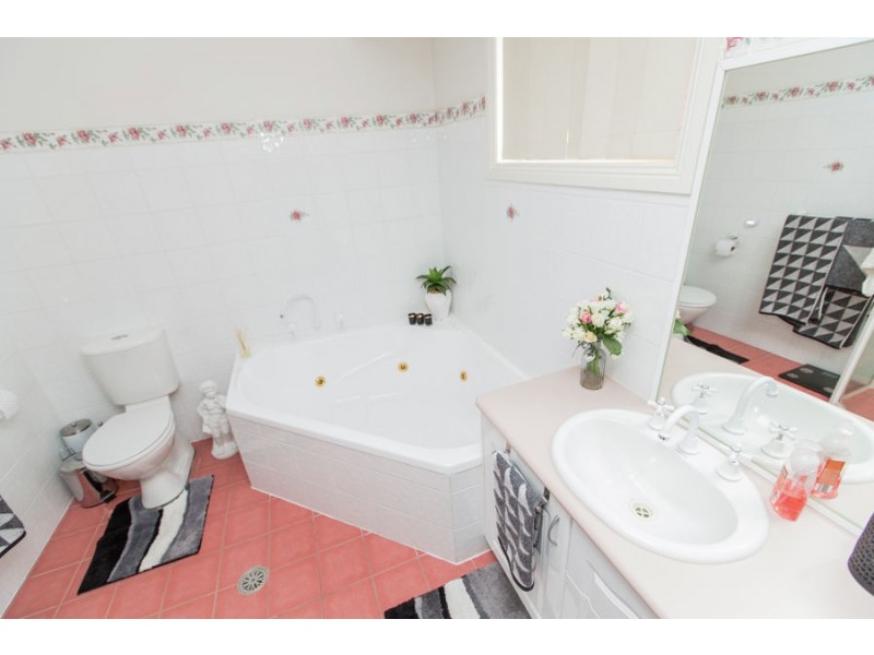 4 Delvin Place, Kooringal NSW 2650
