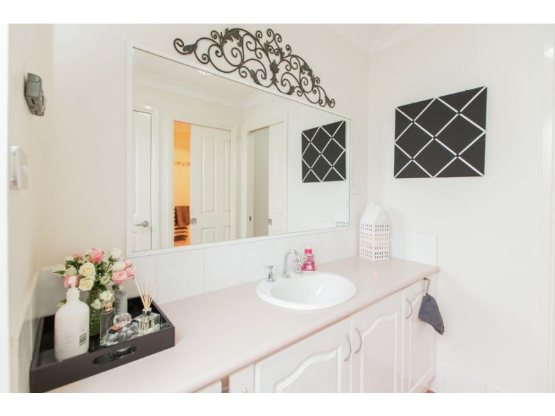 4 Delvin Place, Kooringal NSW 2650