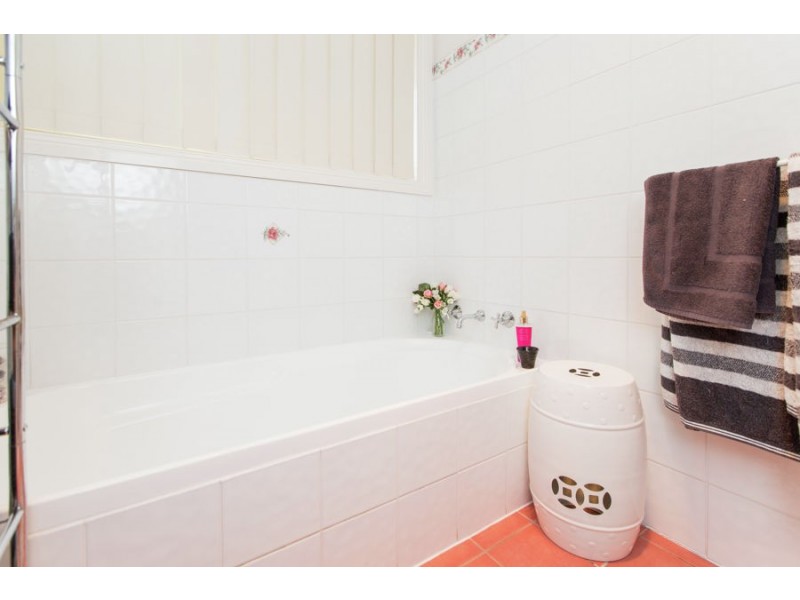 4 Delvin Place, Kooringal NSW 2650