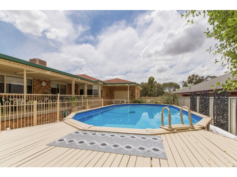 4 Delvin Place, Kooringal NSW 2650