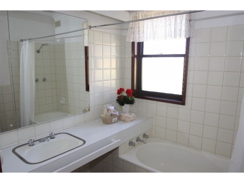 25 Main Street, Lake Albert NSW 2650