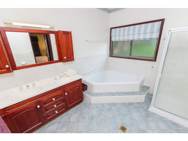 4 Loru Close, Kooringal NSW 2650