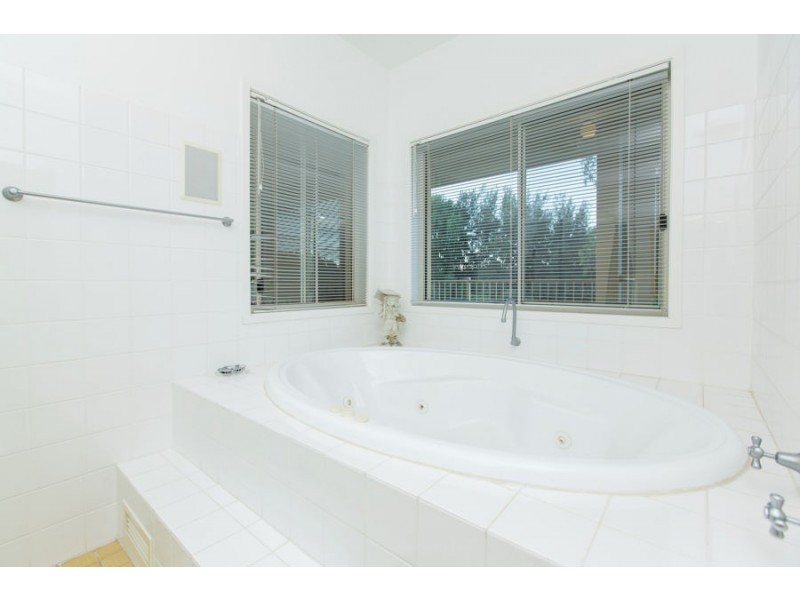 29 Lakehaven Drive, Lake Albert NSW 2650