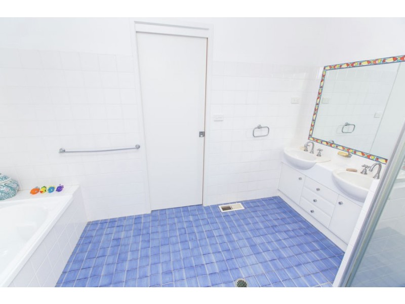 29 Lakehaven Drive, Lake Albert NSW 2650