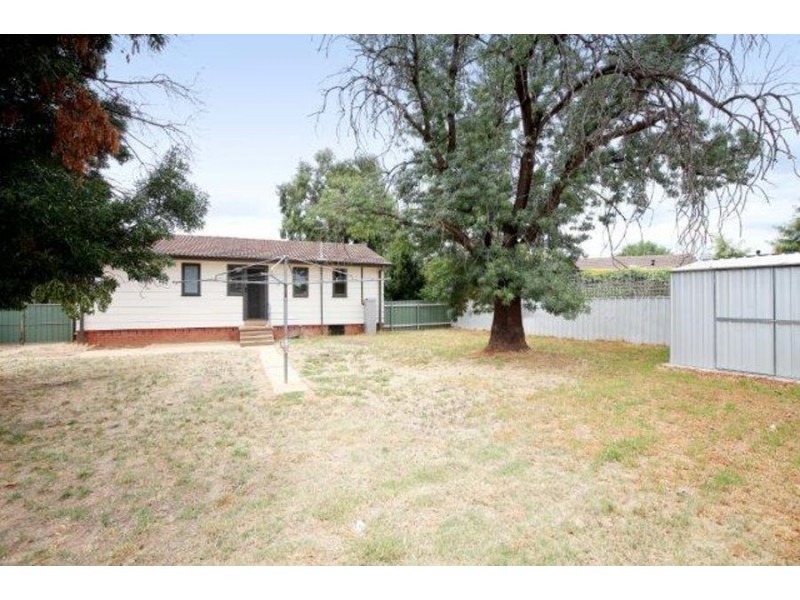 5 Meads Place, Mount Austin NSW 2650