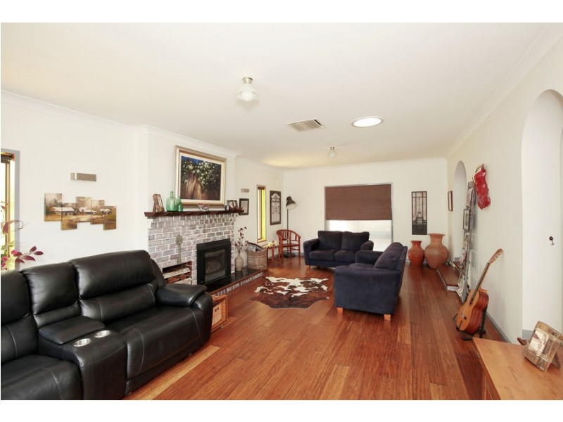 23 Telopea Crescent, Lake Albert NSW 2650