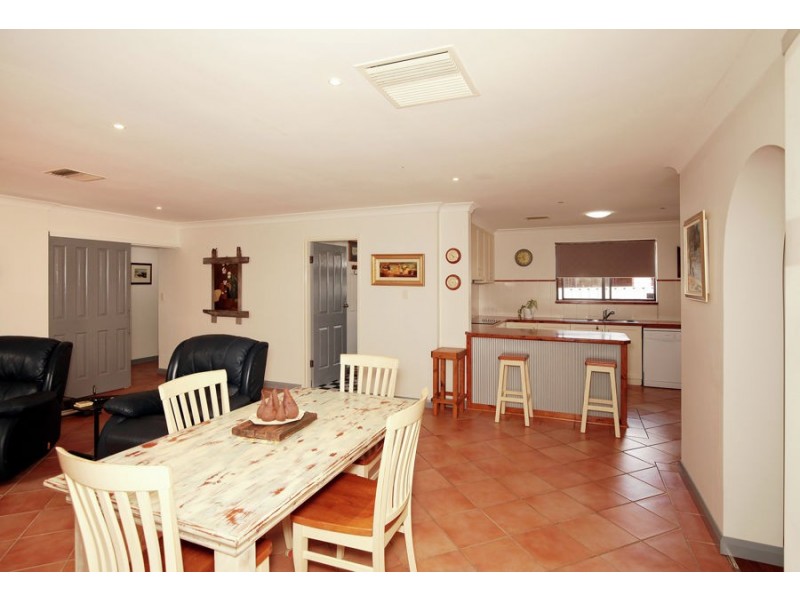 23 Telopea Crescent, Lake Albert NSW 2650