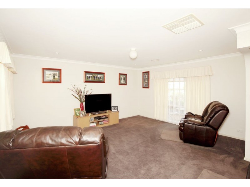 6 Avocet Drive, Estella NSW 2650