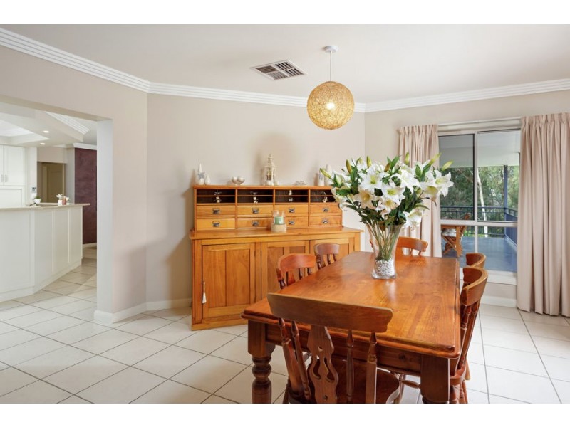 27 Lakehaven Drive, Lake Albert NSW 2650