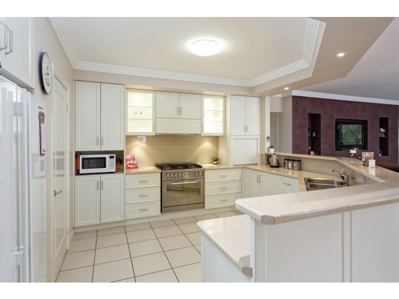 27 Lakehaven Drive, Lake Albert NSW 2650