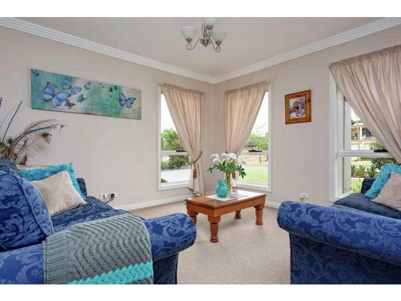 27 Lakehaven Drive, Lake Albert NSW 2650