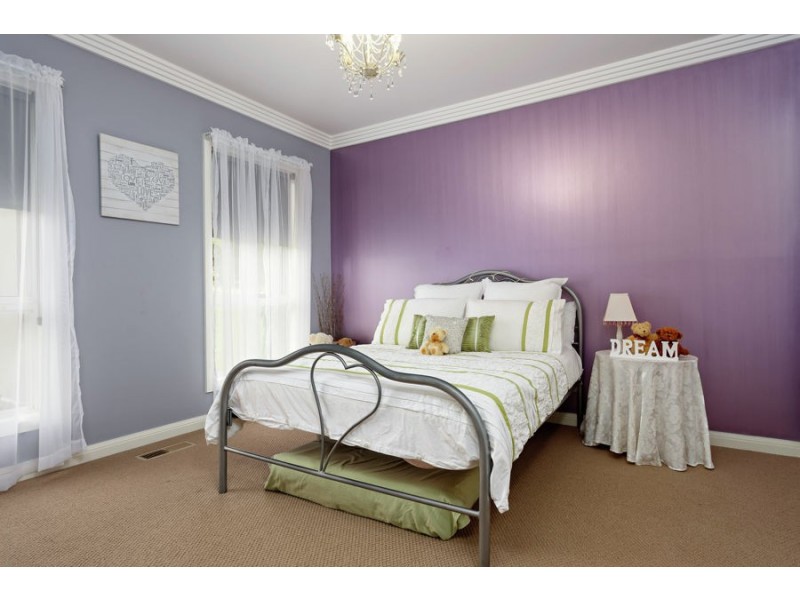 27 Lakehaven Drive, Lake Albert NSW 2650