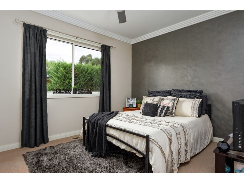 27 Lakehaven Drive, Lake Albert NSW 2650