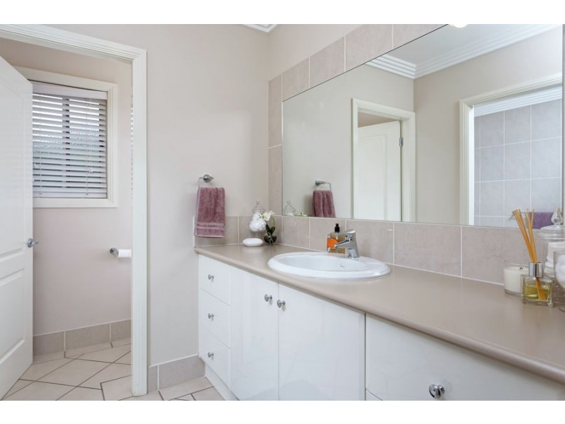 27 Lakehaven Drive, Lake Albert NSW 2650