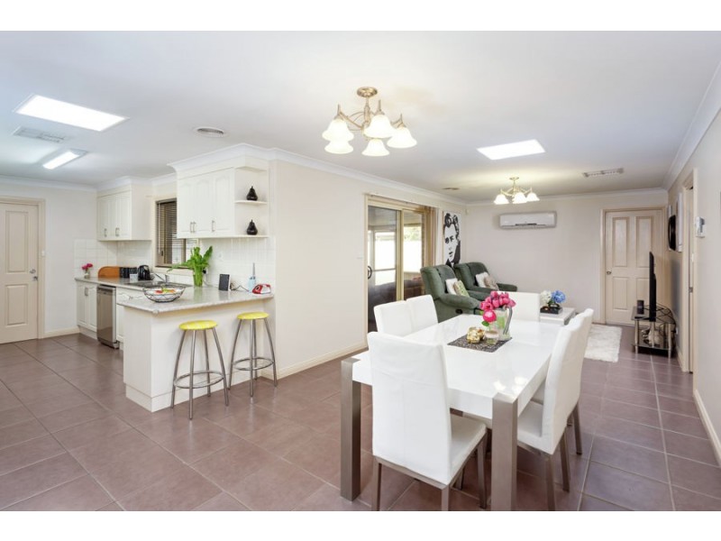 4 Rosella Place, Mount Austin NSW 2650